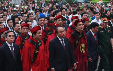 Thủ tướng cùng hàng vạn người dân dâng hương giỗ Tổ tại đền Hùng