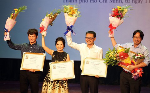 Liên hoan kịch để nghệ sĩ có huy chương xét tặng danh hiệu?