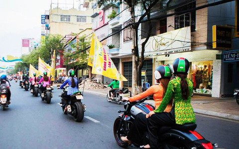 Phụ nữ mặc bà ba chạy môtô 'khủng', có gì là sai?