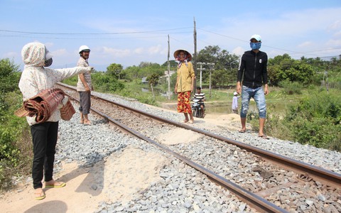 Đi bộ qua đường sắt, một người bị tàu hỏa tông chết