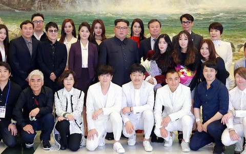 Ông Kim Jong Un vỗ tay theo K-pop: xuân về với Triều Tiên?