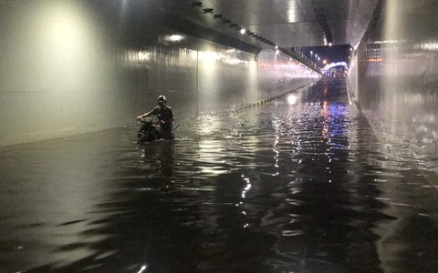 Hầm chui Đà Nẵng thành sông sau cơn mưa đêm
