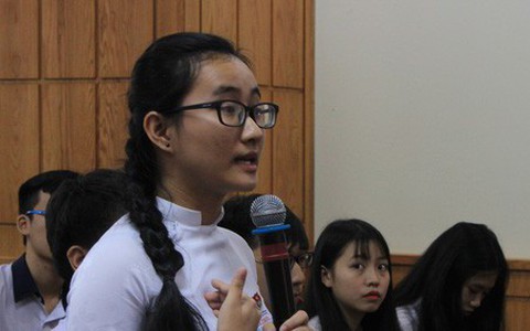 Trao học bổng 300 triệu đồng cho nữ sinh phản ánh "cô không giảng bài"