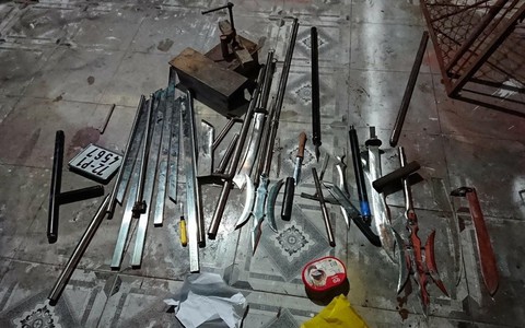 Ngăn chặn hỗn chiến, phát hiện lựu đạn trong tiệm nhôm kính