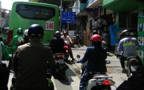 Vướng xe buýt, lại thêm đi ngược chiều, đường đã chật càng thêm... 'loạn'!