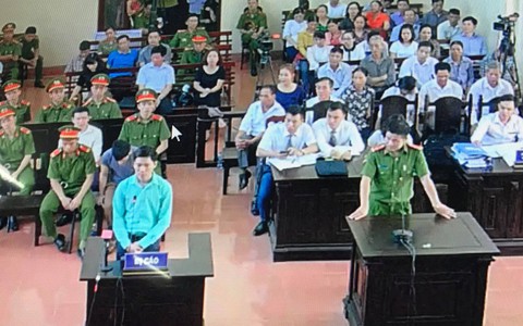 Bác sĩ Lương đối chất với điều tra viên về 'lời khai mớm cung'