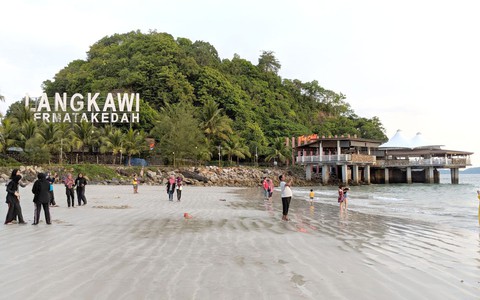 Malaysia bỏ thuế để kích cầu