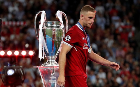 Phạm sai lầm lớn, thủ môn Karius vẫn được đồng đội bênh vực