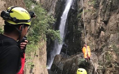 50 giờ nỗ lực đưa thi thể phượt thủ khỏi rừng sâu