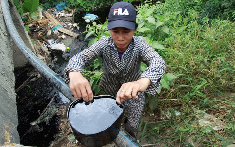 Đoạn kênh giữa khu dân cư bỗng thành kênh nhớt thải