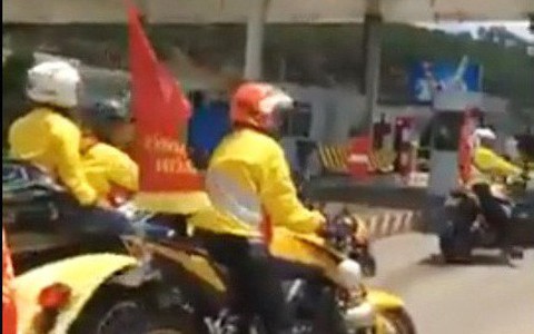 Đoàn đua xe đạp bị... chặn ở trạm thu phí tại Lâm Đồng
