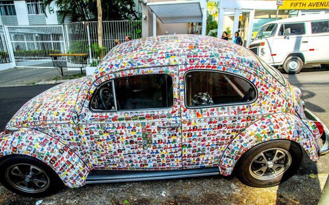 Fan trang trí xe bằng 15.000 miếng dán cầu thủ World Cup