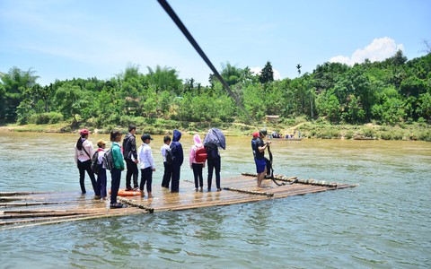 Tròng trành con chữ trên bè tre