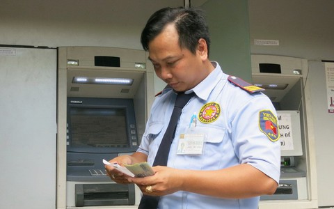 Than lỗ, nhiều ngân hàng muốn tăng phí rút tiền ATM