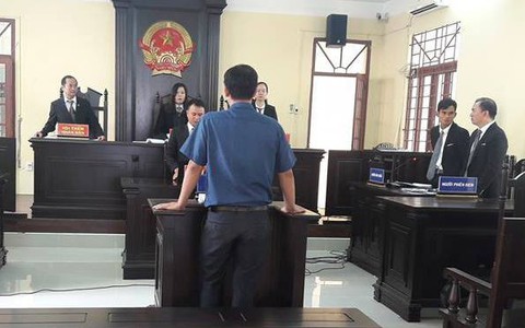 Đá cửa ôtô, thiệt hại 5 triệu, bồi thường 40 triệu, vẫn hầu tòa