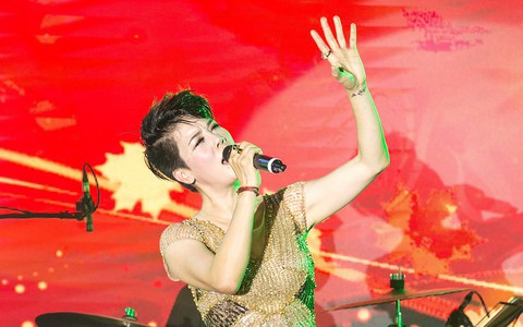 Hát giữa biển, Thu Phương sợ gió thổi bay tiếng hát