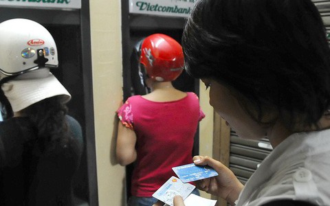 Chấn chỉnh việc 'đường dây nóng' ngân hàng thành ‘đường dây nguội’