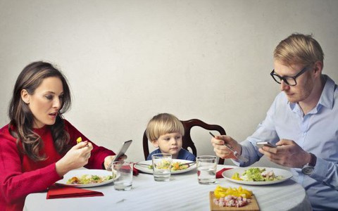 Cha mẹ lướt điện thoại trong giờ ăn sẽ làm ảnh hưởng xấu đến hành vi của trẻ