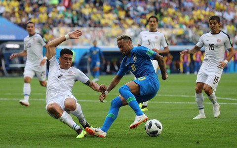 Brazil thắng Costa Rica trong phút bù giờ, Neymar gục khóc nức nở