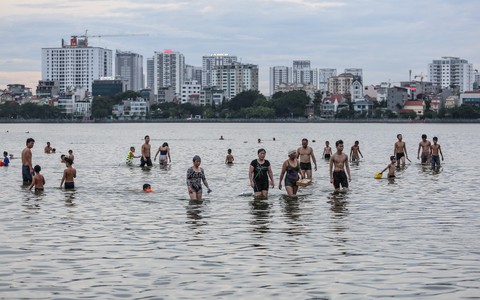 Hà Nội nắng nóng, 'bãi tắm' hồ Tây đông đúc người tắm giải nhiệt