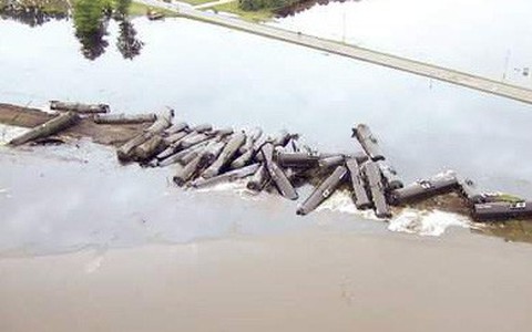 33 toa tàu chở dầu thô lật nhào, nhuộm đen cả dòng sông ở Mỹ