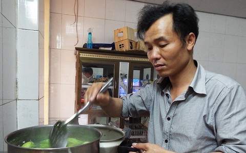 Chồng vào bếp: thêm gia vị tình yêu cho bữa cơm nhà