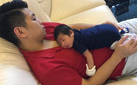 Ngày gia đình VN: những bố bỉm sữa nghỉ việc thay vợ chăm con