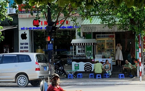 Xe biển xanh đậu ngay đèn đỏ chờ cán bộ ngồi quán vỉa hè