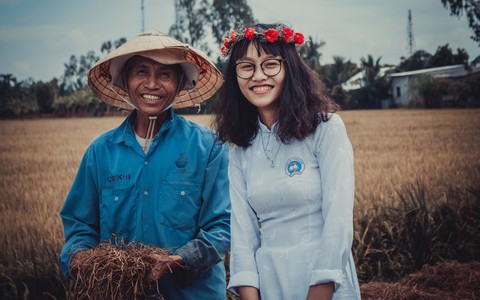 Điều chưa bật mí của người cha trong bức ảnh 'Cha và con giữa cánh đồng'