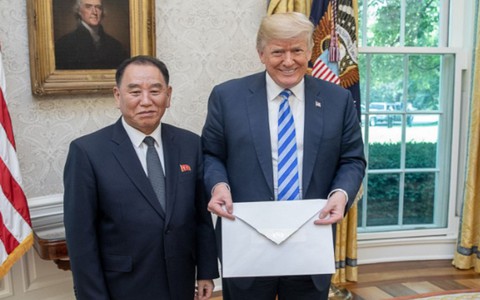 Phỏng đoán tưng bừng về lá thư to bất thường gửi ông Trump