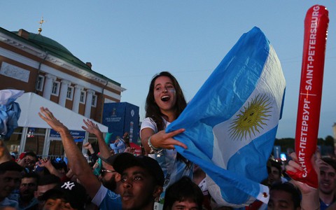 Tình yêu bóng đá qua lời ca cổ động viên Argentina