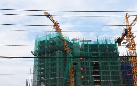 Cần cẩu đang thi công bất ngờ gãy sập