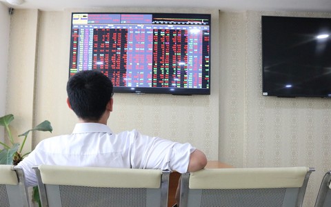 Sếp của Điện lực Dầu Khí Nhơn Trạch 2 'rủ nhau' bán cổ phiếu