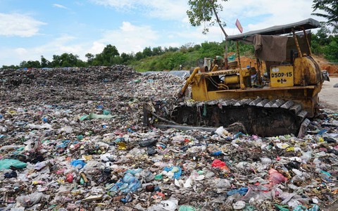 Rác 'ngập' TP Quảng Ngãi, tỉnh hỏa tốc đưa rác vượt 40km xử lý