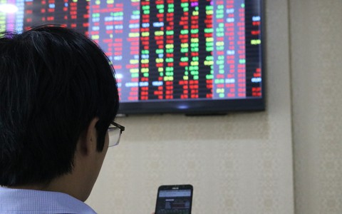 Chứng khoán phục hồi, VN Index vẫn lỡ mốc 900 điểm