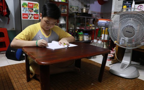 'Mẹ cứ để con mặc đồ cũ, không sao đâu'