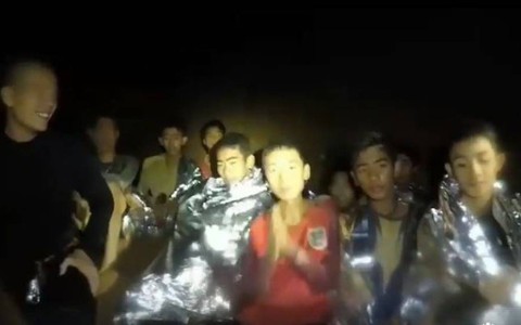 Hải quân Thái đăng video đội bóng nhí kẹt trong hang vẫn khỏe mạnh