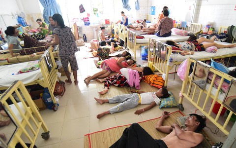 Bệnh nhân phải trèo giường người khác vào giường mình
