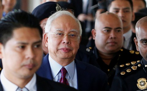 Hình ảnh cựu thủ tướng Malaysia trong ngày đầu ra tòa