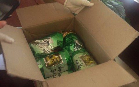 Bắt đôi nam nữ vận chuyển 5kg ma túy ngụy trang 'chè khô'
