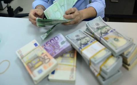 Cuối tuần, giá USD tự do tăng không ngừng, lên 23.230 đồng/USD
