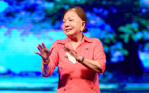 Nghệ sĩ Hồng Nga: Cứ hát là nước mắt trào ra