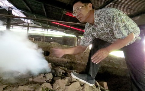 Ông đạo diễn làm than hoạt tính từ mùn cưa, gỗ phế liệu