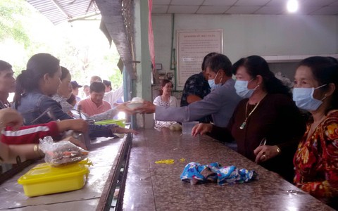 Dịch vụ cơm nước và xe cứu thương... 0 đồng