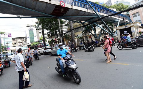 Bao giờ mới đi bộ đúng luật?