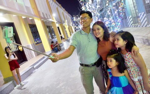 Cha mẹ 'chạy' theo sách vở, con khổ