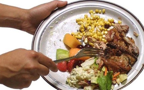 'Vì lời đàm tiếu tôi rất ngại lấy thức ăn thừa mang về'