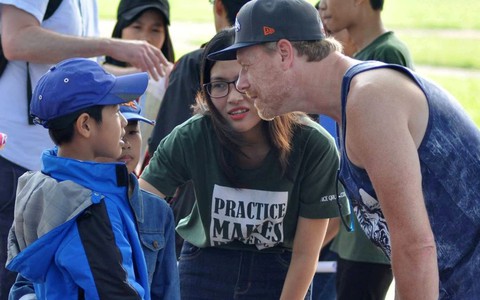 Mở tour giúp trò quê nói tiếng Anh
