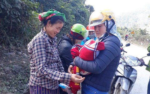 'Điều kỳ diệu' trên đường của hai cô giáo với một sản phụ