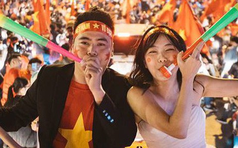 Bộ ảnh cưới chụp ngay trong đêm mừng chiến thắng lịch sử
